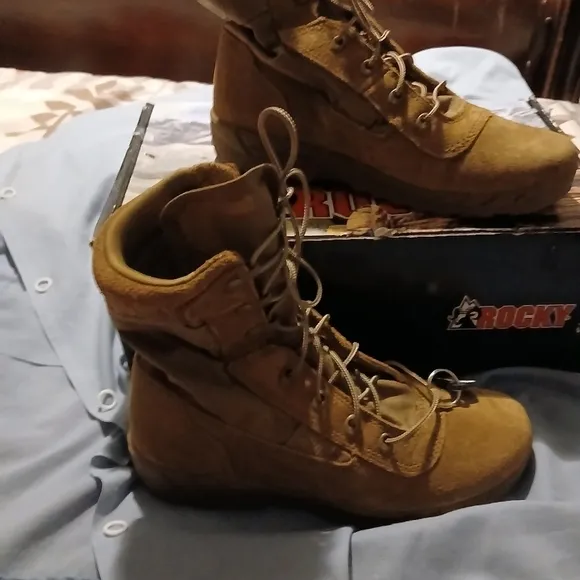 Rocky brand mens boots. New in box. Size 6.5