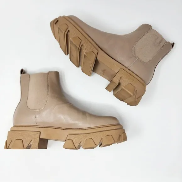 Sam Edelman Women 9 Daelyn Chunky Lug Sole Short Chelsea Boot Cream Tan Leather