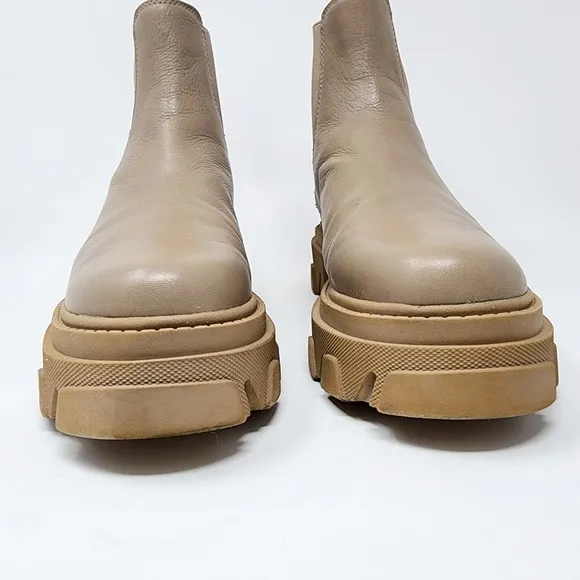 Sam Edelman Women 9 Daelyn Chunky Lug Sole Short Chelsea Boot Cream Tan Leather