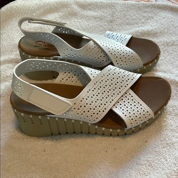 Skechers pier ave beach chick White Wedge Sandals size 8