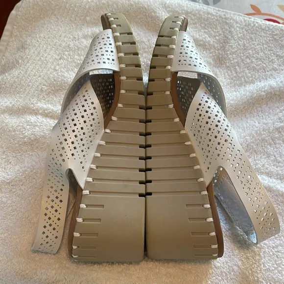 Skechers pier ave beach chick White Wedge Sandals size 8