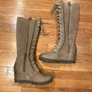 Sorel Joan of Arctic light ash tan tall lace up zipper boots. Size 7. EUC