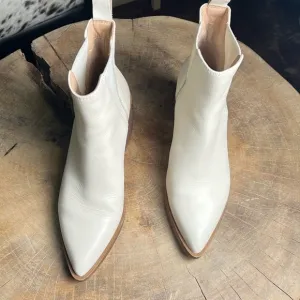Steve Madden size 7.5 boots creamy white. A56