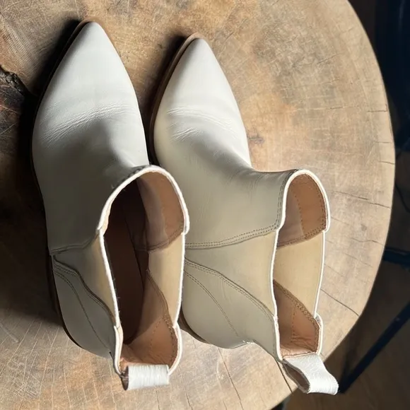 Steve Madden size 7.5 boots creamy white. A56