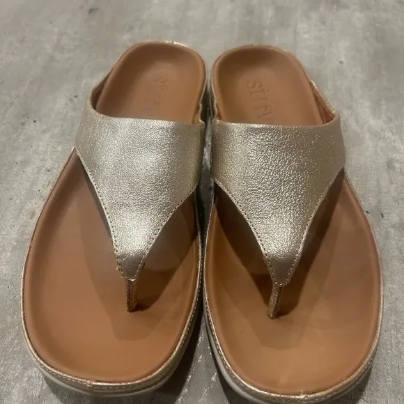 Strive Maui II - Women's ArchSupportive Toe Post Sandal size 9