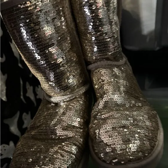 Sz 8 UGG classic short boot- gold sequin bling- EuC