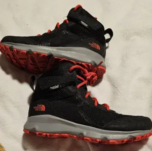 The North Face Boots TNF Jr. Hedgehog Hiker II Mid Hiking Shoes, Waterproof EUC