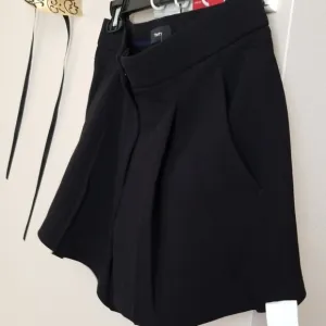 THEORY. TOHNI,  dressy shorts , sz  0