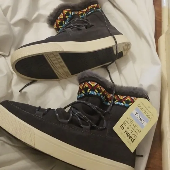 Tom's waterproof‎ suede alpine booties NEW
