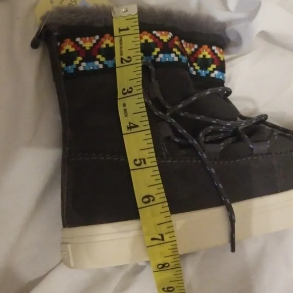 Tom's waterproof‎ suede alpine booties NEW