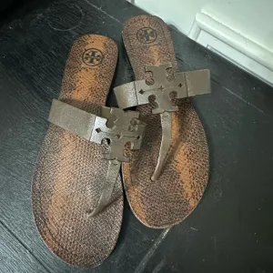 Tori Burch women’s leather sandals flip flop double T logo dark brown 7.5 EUC