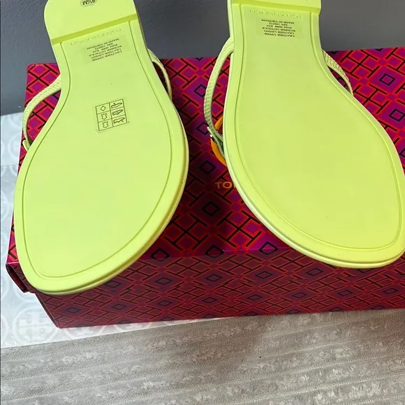 Tory Burch Miller logo-motif flip flops embosed leather. lime leaf——-order (A17)