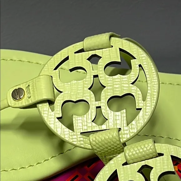 Tory Burch Miller logo-motif flip flops embosed leather. lime leaf——-order (A17)