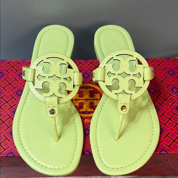 Tory Burch Miller logo-motif flip flops embosed leather. lime leaf——-order (A17)
