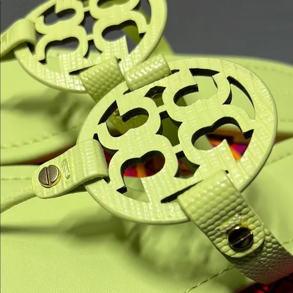 Tory Burch Miller logo-motif flip flops embosed leather. lime leaf——-order (A17)