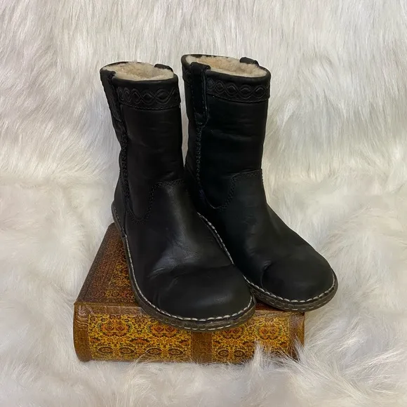 UGG Aliso Short Leather Boots size 5