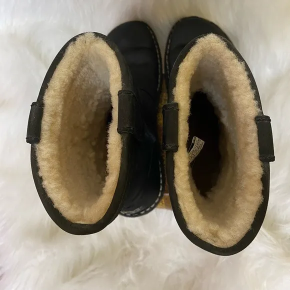 UGG Aliso Short Leather Boots size 5