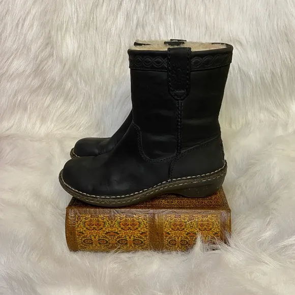 UGG Aliso Short Leather Boots size 5