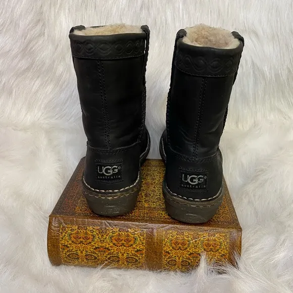 UGG Aliso Short Leather Boots size 5
