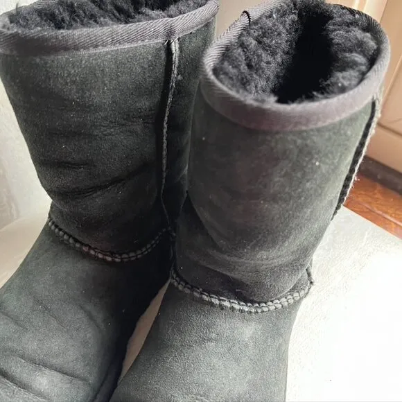 UGG Australia Classic Short Womens Size 6 Black Sheepskin Winter Boots 5825