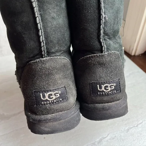 UGG Australia Classic Short Womens Size 6 Black Sheepskin Winter Boots 5825