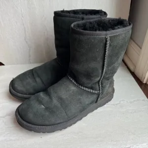 UGG Australia Classic Short Womens Size 6 Black Sheepskin Winter Boots 5825