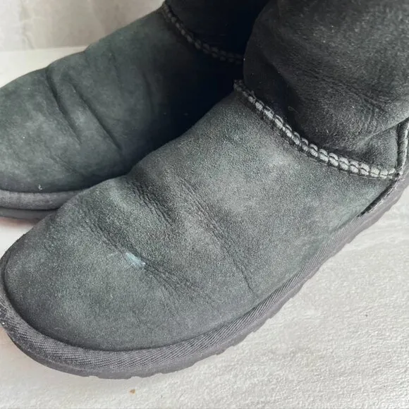 UGG Australia Classic Short Womens Size 6 Black Sheepskin Winter Boots 5825