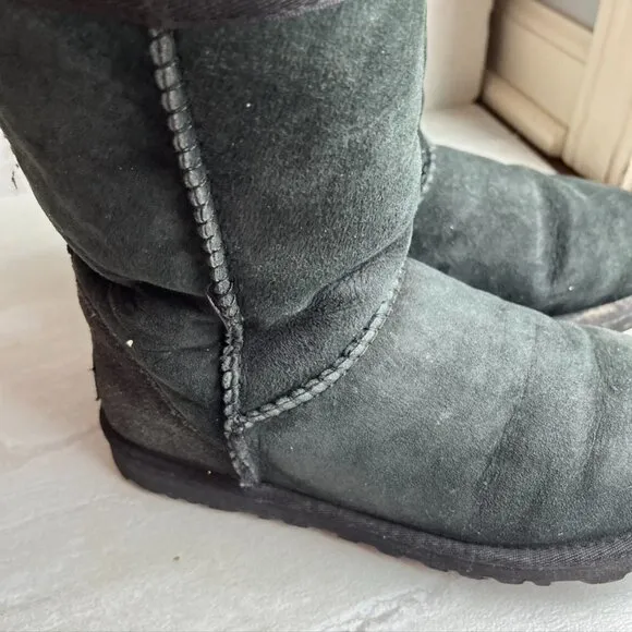 UGG Australia Classic Short Womens Size 6 Black Sheepskin Winter Boots 5825