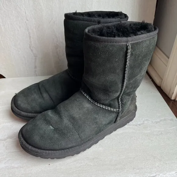 UGG Australia Classic Short Womens Size 6 Black Sheepskin Winter Boots 5825