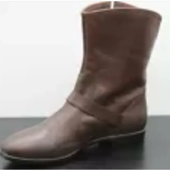 UGG Australia Frances Women’s Brown Leather Two Buckle Short Size   NWOT