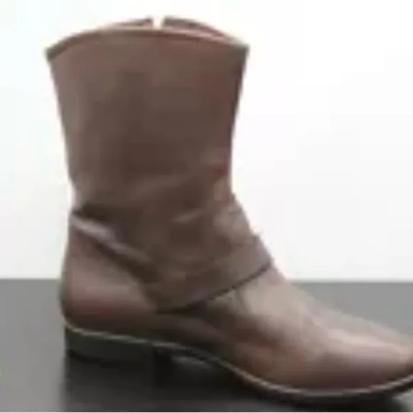UGG Australia Frances Women’s Brown Leather Two Buckle Short Size   NWOT