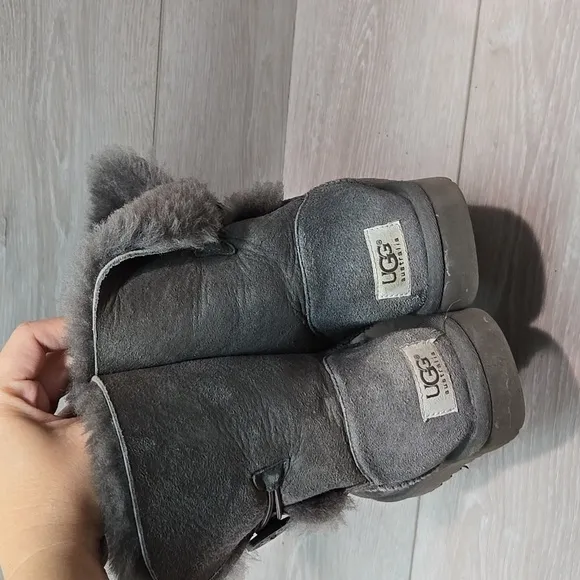 Ugg Australia Women 5803 Leather Sheepskin Bailey button II boots shoes sz 6