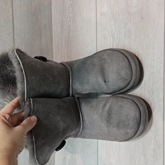 Ugg Australia Women 5803 Leather Sheepskin Bailey button II boots shoes sz 6