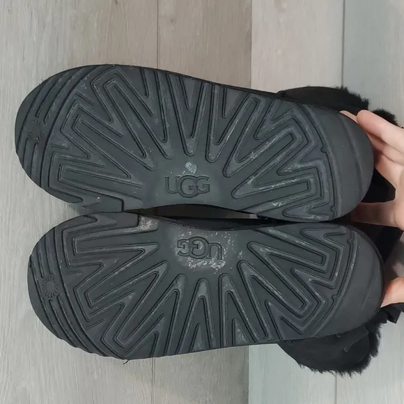Ugg Australia Women Short Black Bow Sheepskin Leather boots shoes sz 6