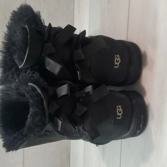 Ugg Australia Women Short Black Bow Sheepskin Leather boots shoes sz 6