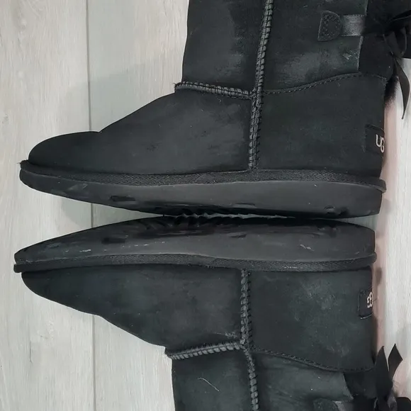 Ugg Australia Women Short Black Bow Sheepskin Leather boots shoes sz 6