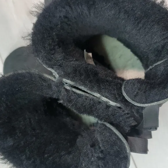 Ugg Australia Women Short Black Bow Sheepskin Leather boots shoes sz 6