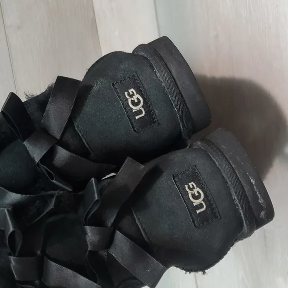 Ugg Australia Women Short Black Bow Sheepskin Leather boots shoes sz 6