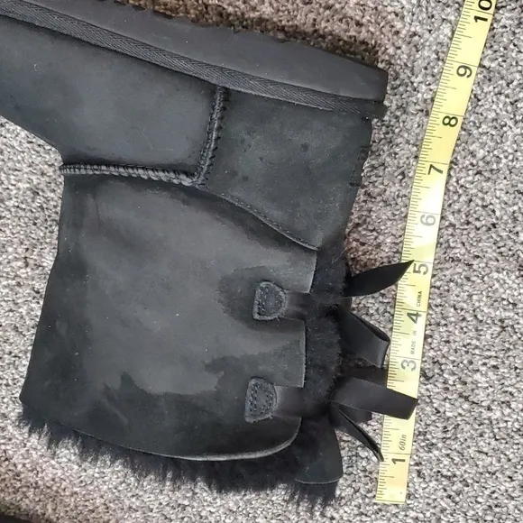 Ugg Australia Women Short Black Bow Sheepskin Leather boots shoes sz 6