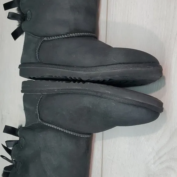 Ugg Australia Women Short Black Bow Sheepskin Leather boots shoes sz 6