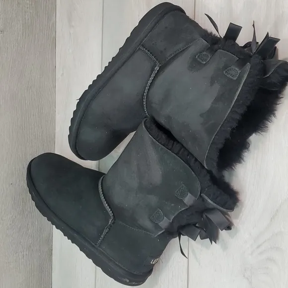 Ugg Australia Women Short Black Bow Sheepskin Leather boots shoes sz 6