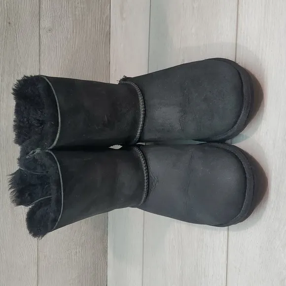 Ugg Australia Women Short Black Bow Sheepskin Leather boots shoes sz 6