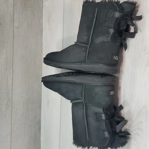 Ugg Australia Women Short Black Bow Sheepskin Leather boots shoes sz 6