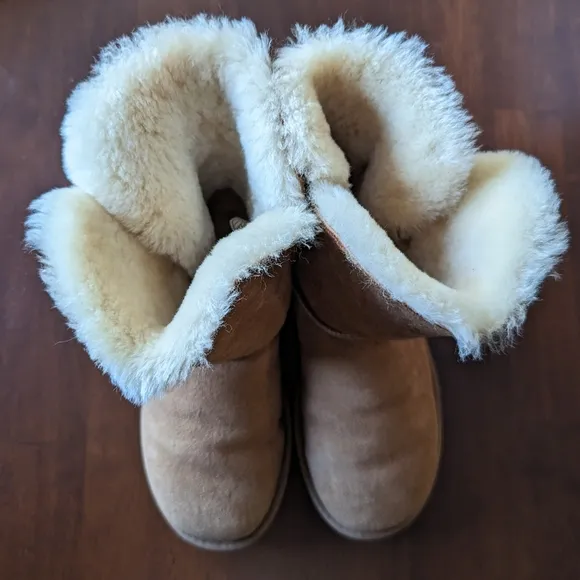 UGG bailey button short boot chestnut 6 6.5
