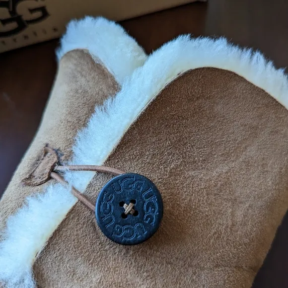 UGG bailey button short boot chestnut 6 6.5