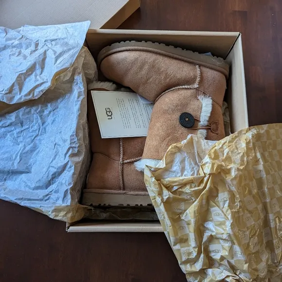 UGG bailey button short boot chestnut 6 6.5