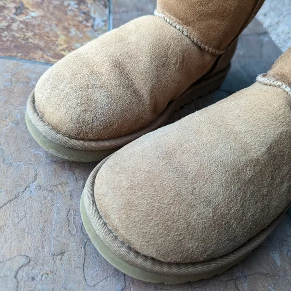 UGG bailey button short boot chestnut 6 6.5
