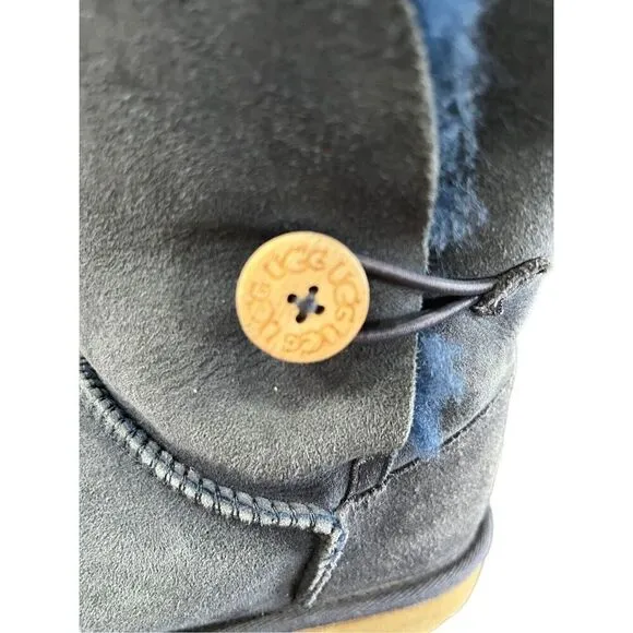 UGG BAILEY BUTTON II WOMEN SHORT BOOTS SUEDE NAVY US 6 Women’s US 5 Girls EU 35