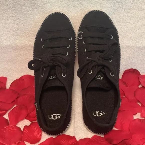 UGG BRAND NEW &amp; SUPER CUTE SIZE 8 SHOES