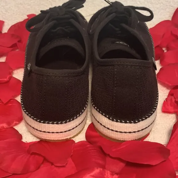 UGG BRAND NEW &amp; SUPER CUTE SIZE 8 SHOES